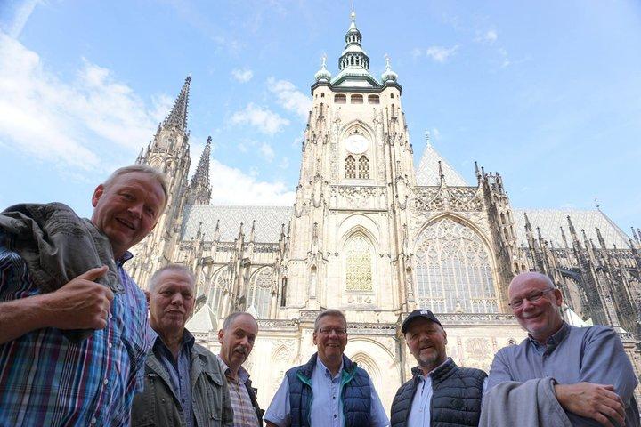 デラックスツアー：プラハ城、ストラホフ図書館、トリーツ、トラム＆クルーズ
