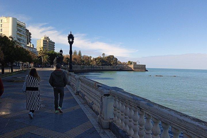 カディス観光：歴史的画像を通して過去へ旅する