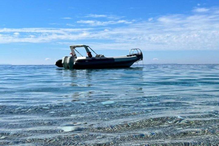 クロレス湾へのサランダスピードボートツアー