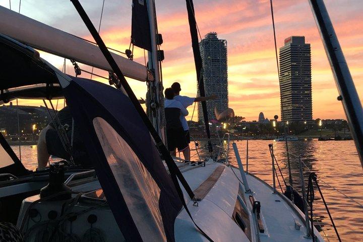 Tour in barca a vela al tramonto lungo la costa con Open Bar