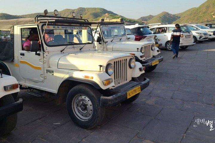 ジャイプール：ナハルガル城から夕日を眺めながら、ジープサファリをオープン