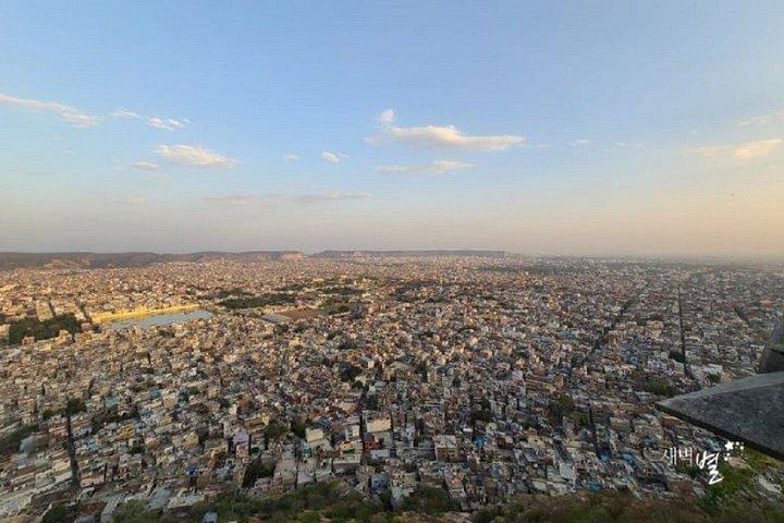 ジャイプール：ナハルガル城から夕日を眺めながら、ジープサファリをオープン