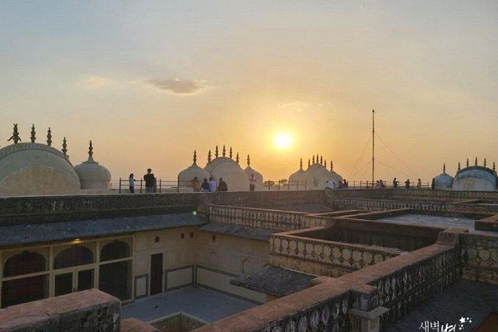 ジャイプール：ナハルガル城から夕日を眺めながら、ジープサファリをオープン