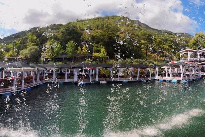 ディムカイ川でのランチ付きトーラス山脈のアランヤジープサファリ