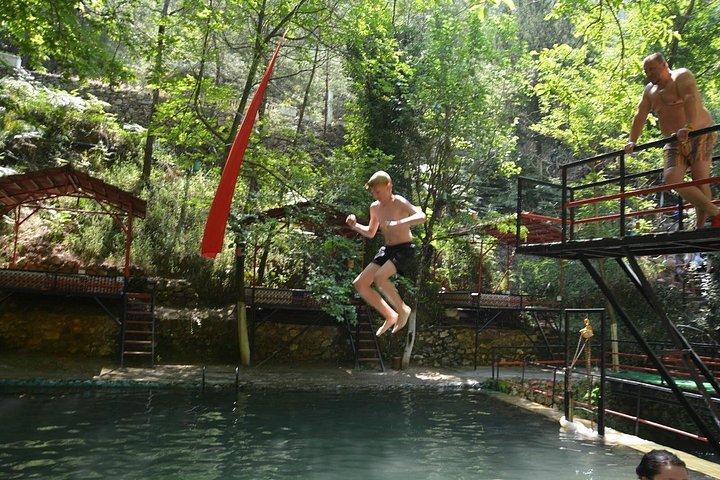ディムカイ川でのランチ付きトーラス山脈のアランヤジープサファリ