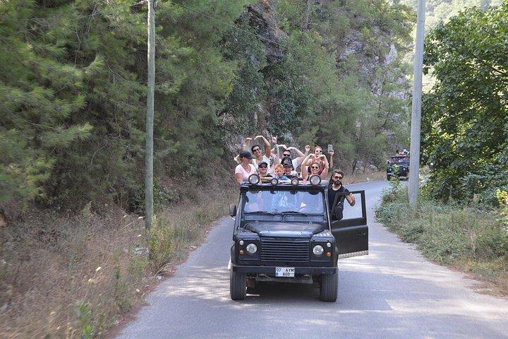 ディムカイ川でのランチ付きトーラス山脈のアランヤジープサファリ