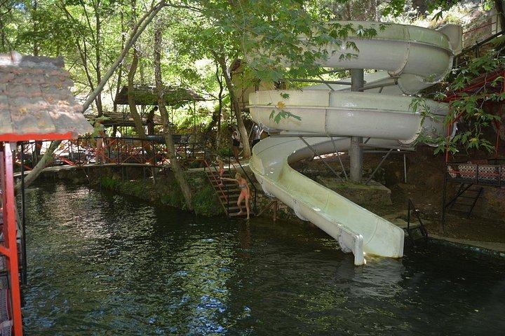 ディムカイ川でのランチ付きトーラス山脈のアランヤジープサファリ