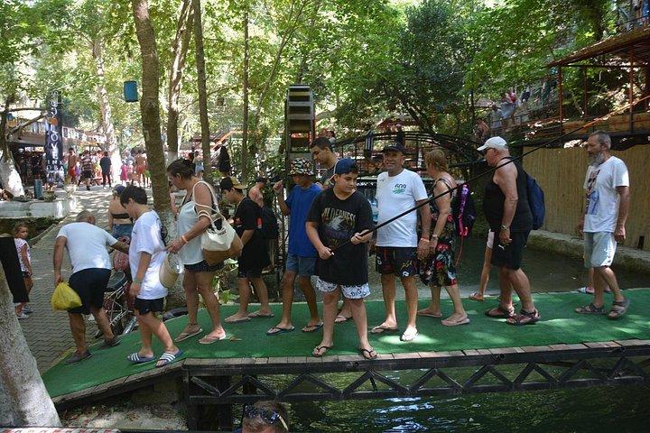 ディムカイ川でのランチ付きトーラス山脈のアランヤジープサファリ