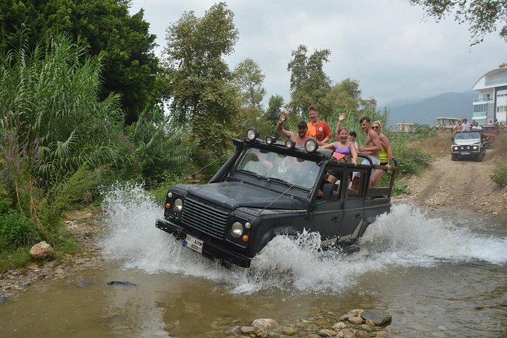 ディムカイ川でのランチ付きトーラス山脈のアランヤジープサファリ