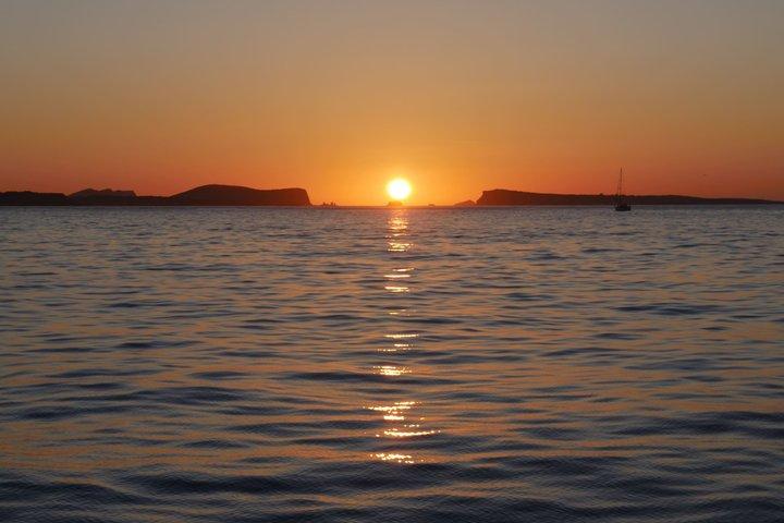 イビサ島：エス ベドラの朝または日没のカタマラン クルーズ