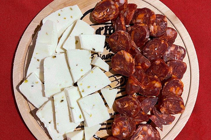 マテーラ：サッシ地区の洞窟で地元の特産品とワインを味わう
