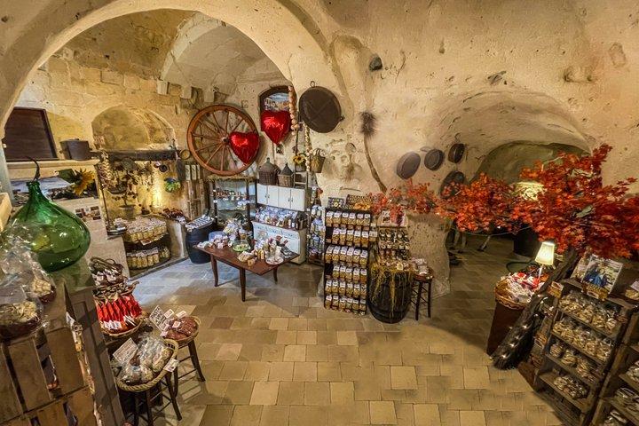 マテーラ:サッシ地区の洞窟で地元の特産品とワインを味わう