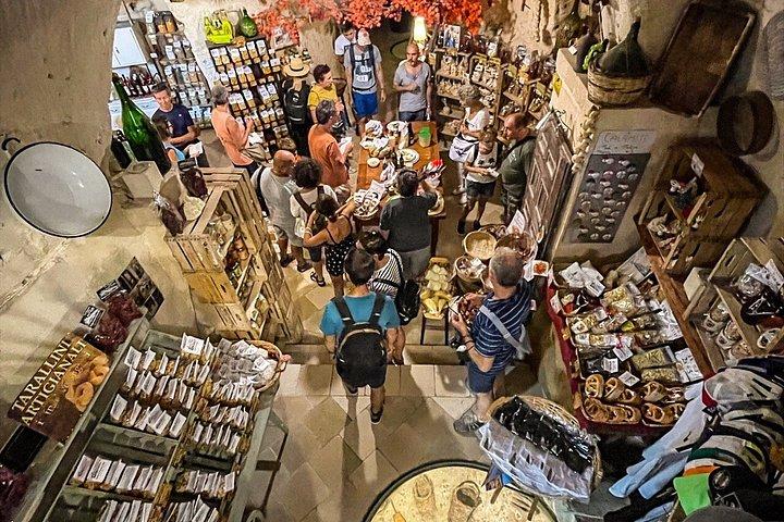 マテーラ：サッシ地区の洞窟で地元の特産品とワインを味わう