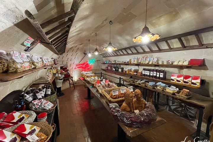 マテーラ：サッシ地区の洞窟で地元の特産品とワインを味わう