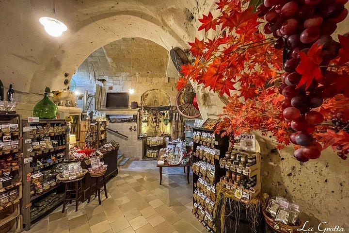 マテーラ：サッシ地区の洞窟で地元の特産品とワインを味わう