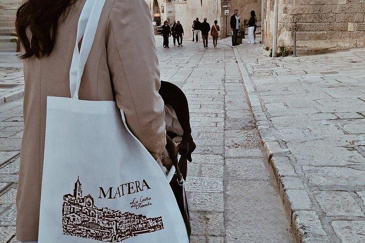 マテーラ：サッシ地区の洞窟で地元の特産品とワインを味わう