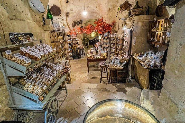 マテーラ：サッシ地区の洞窟で地元の特産品とワインを味わう