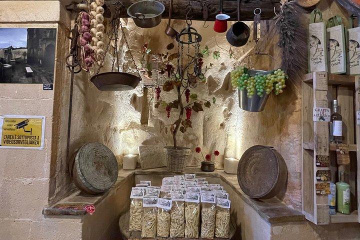 マテーラ：サッシ地区の洞窟で地元の特産品とワインを味わう