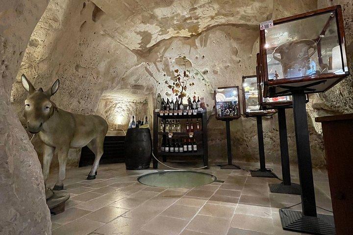 マテーラ：サッシ地区の洞窟で地元の特産品とワインを味わう