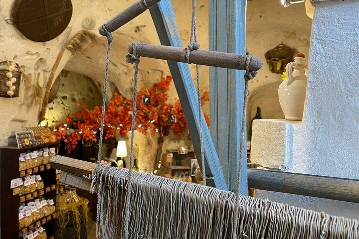 マテーラ：サッシ地区の洞窟で地元の特産品とワインを味わう