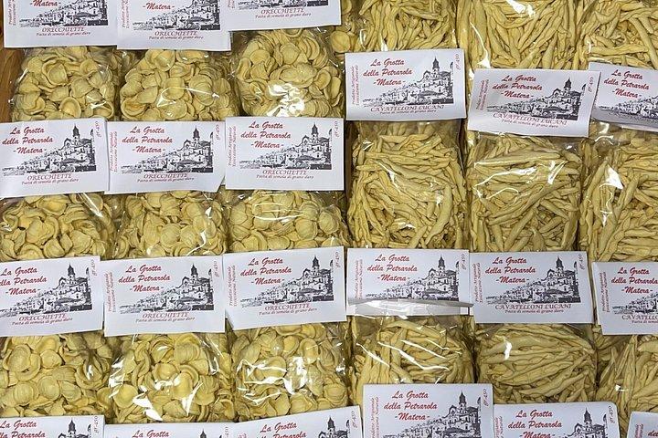 マテーラ：サッシ地区の洞窟で地元の特産品とワインを味わう