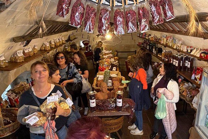 マテーラ：サッシ地区の洞窟で地元の特産品とワインを味わう