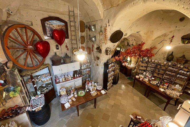 マテーラ：サッシ地区の洞窟で地元の特産品とワインを味わう