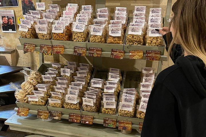マテーラ：サッシ地区の洞窟で地元の特産品とワインを味わう