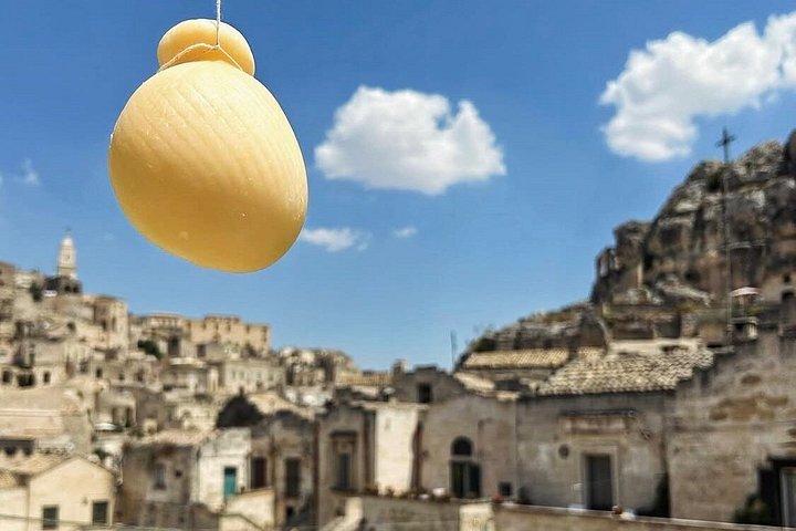 マテーラ：サッシ地区の洞窟で地元の特産品とワインを味わう