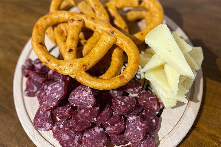 マテーラ：サッシ地区の洞窟で地元の特産品とワインを味わう