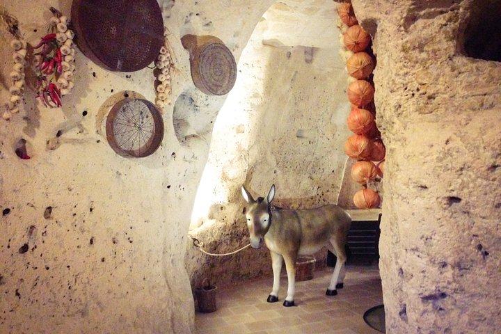 マテーラ：サッシ地区の洞窟で地元の特産品とワインを味わう