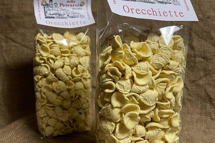 マテーラ：サッシ地区の洞窟で地元の特産品とワインを味わう