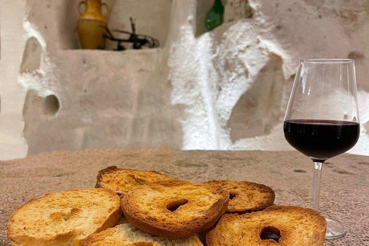 マテーラ：サッシ地区の洞窟で地元の特産品とワインを味わう