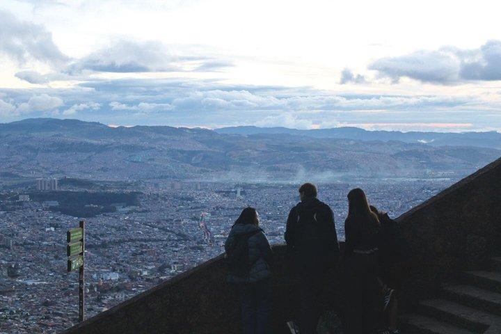モンセラートへのケーブルカーまたはフニキュラーによる往復入場券