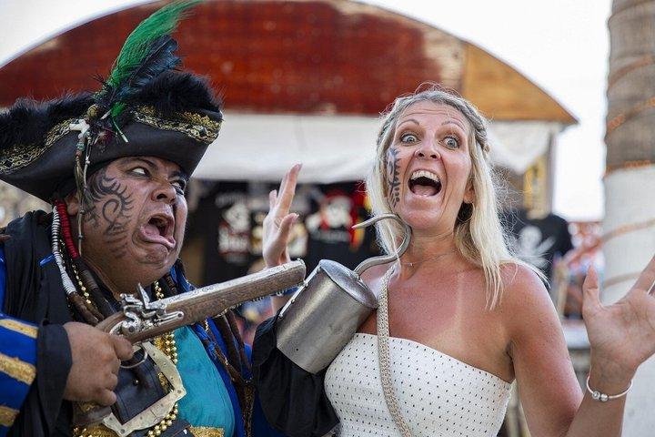 海賊ナイト! カンクンカップルズスペシャルでのディナー、お楽しみ、ショー