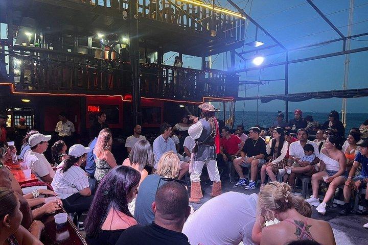 海賊ナイト! カンクンカップルズスペシャルでのディナー、お楽しみ、ショー