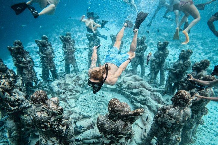 Tour de buceo con tortuga y estatuas submarinas desde Gili Air