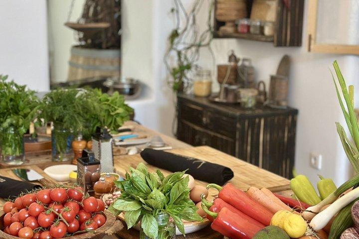 Aula de culinária em casa de caverna tradicional em Santorini!