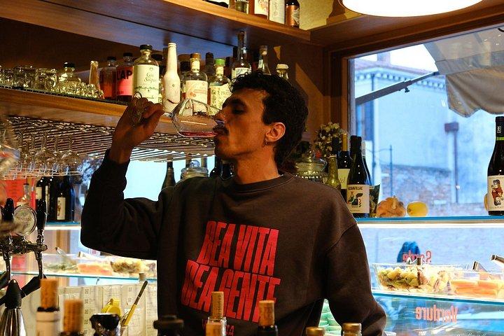 Luxus Naturweinprobe mit Cicchetti Tapas in Venedig