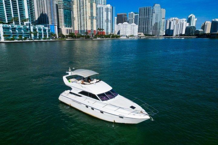 48Ft Luxury Miami Yacht com 2 Jet Ski incluído em Miami.