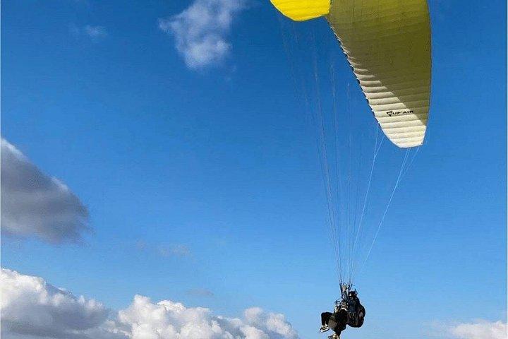 マラケシュの素晴らしいアトラス山脈上空をパラグライダー飛行