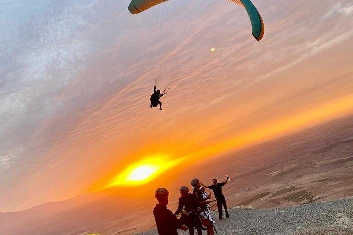 マラケシュの素晴らしいアトラス山脈上空をパラグライダー飛行