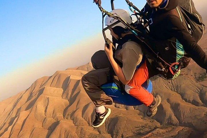 マラケシュの素晴らしいアトラス山脈上空をパラグライダー飛行