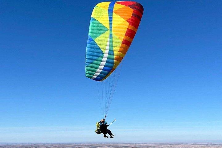 Paragliding flyvning over de fantastiske Atlas bjerge i Marrakech