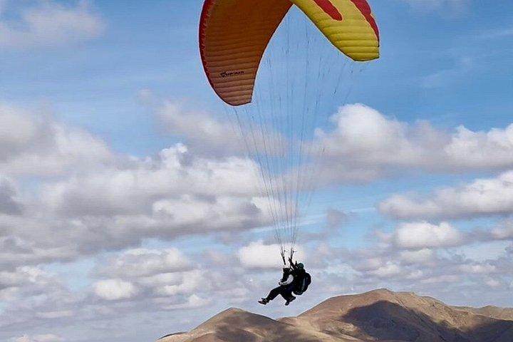 マラケシュの素晴らしいアトラス山脈上空をパラグライダー飛行