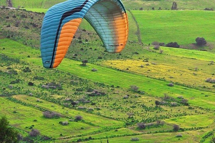 マラケシュの素晴らしいアトラス山脈上空をパラグライダー飛行