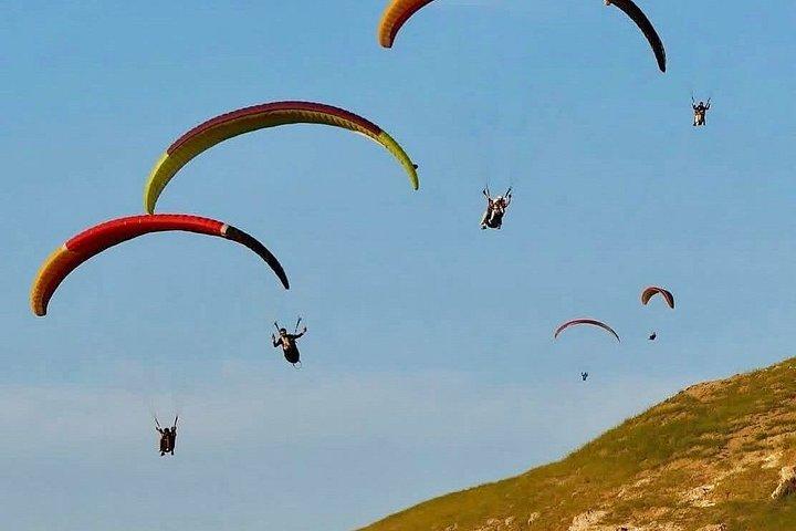 マラケシュの素晴らしいアトラス山脈上空をパラグライダー飛行