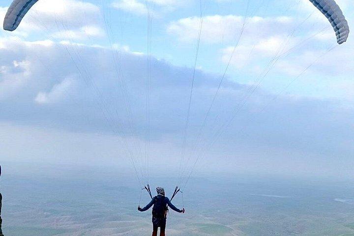 マラケシュの素晴らしいアトラス山脈上空をパラグライダー飛行