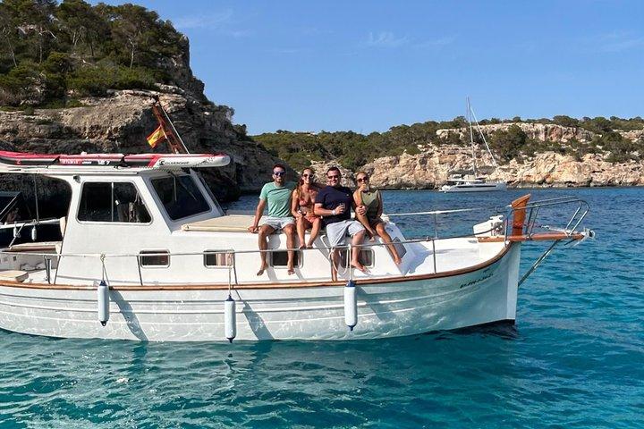 Visite privée par LLAÜT à Calo d'es Moro en 2 heures