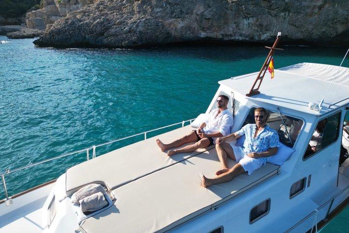 Visite privée par LLAÜT à Calo d'es Moro en 2 heures